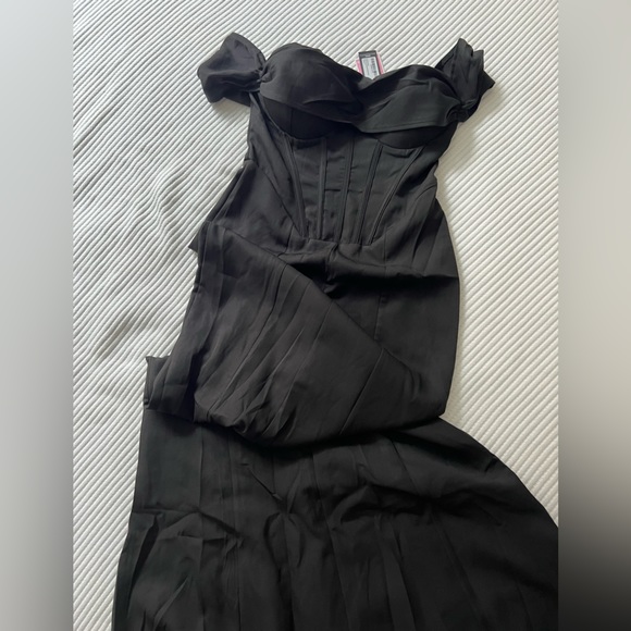 PrettyLittleThing Black Off-Shoulder Maxi Dress - Picture 3 of 8